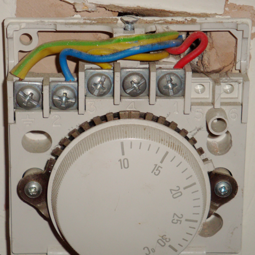photo of wiring inside Honeywell T6360